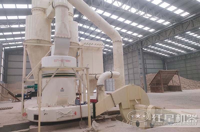 河北客戶(hù)雷蒙磨粉機(jī)工作現(xiàn)場(chǎng)實(shí)拍圖