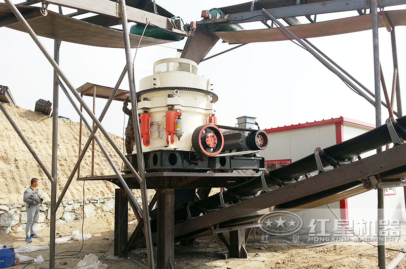 大型石料生產現(xiàn)場，配置顎式破碎機+圓錐破碎機