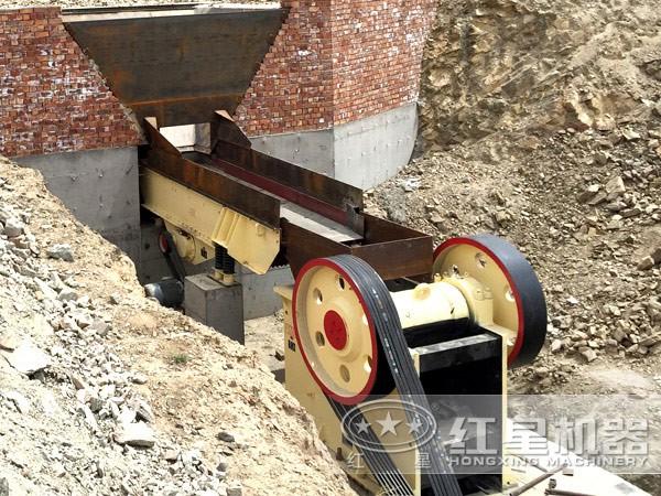 小型粉碎石頭機(jī)作業(yè)現(xiàn)場