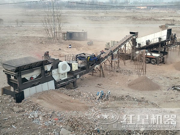 汽車(chē)式移動(dòng)破碎機(jī)作業(yè)現(xiàn)場(chǎng)