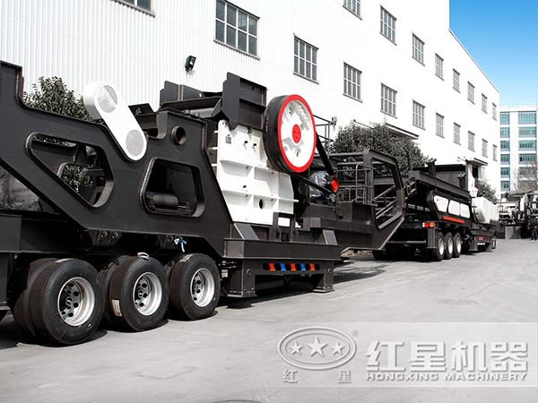整裝待發(fā)的汽車(chē)式移動(dòng)破碎機(jī)