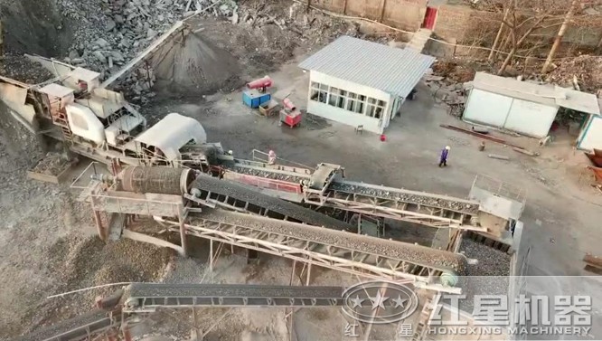 每小時(shí)300噸車載移動(dòng)粉碎機(jī)施工現(xiàn)場