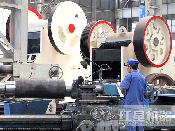 小型粗碎機(jī)車間生產(chǎn)現(xiàn)場(chǎng)