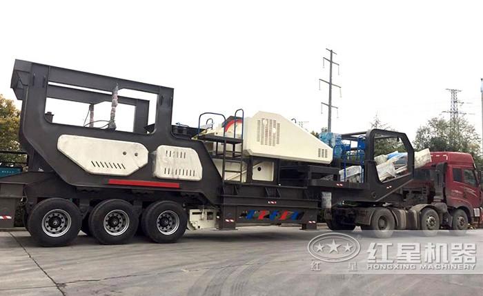 輪胎移動破碎機(jī)_流動破碎機(jī)開往施工現(xiàn)場