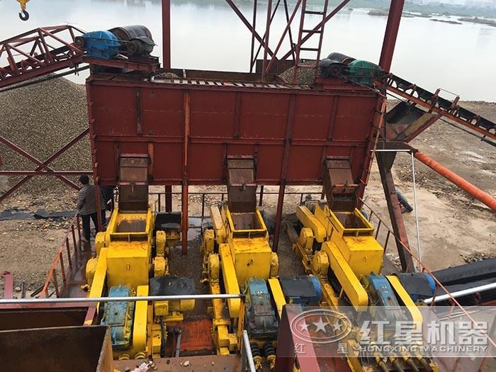 小型河卵石對輥制砂生產(chǎn)線現(xiàn)場