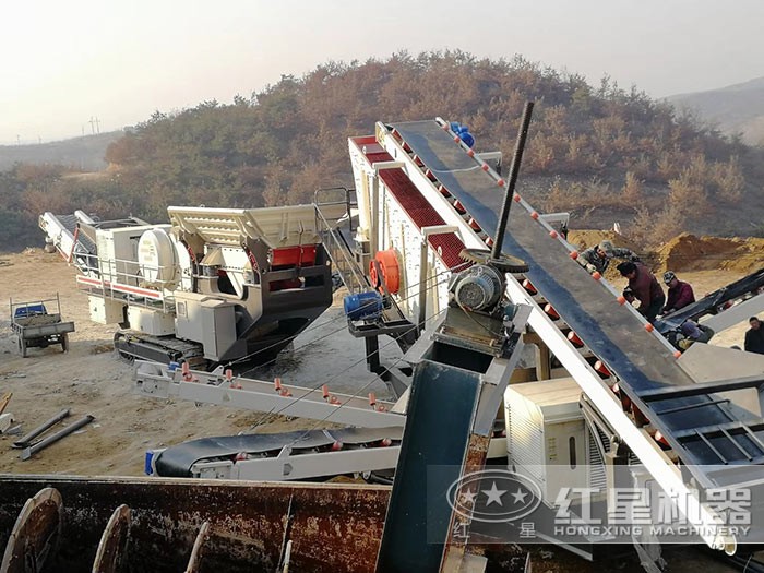 履帶式移動破碎機(jī)現(xiàn)場