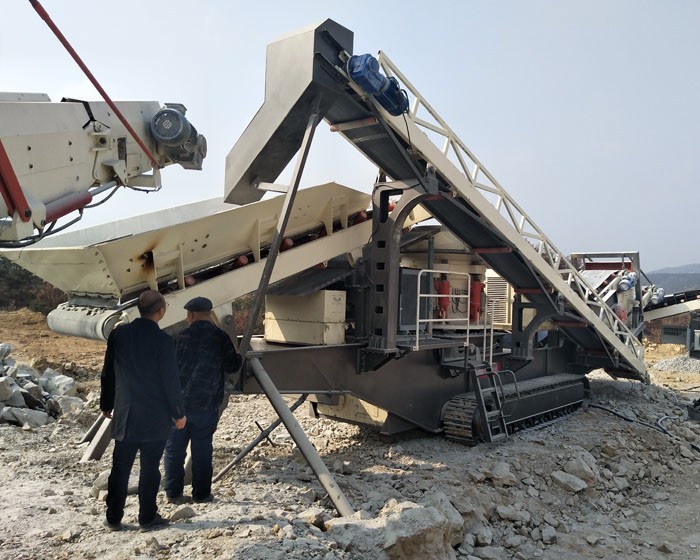 煙臺履帶移動(dòng)式破碎機(jī)工作現(xiàn)場