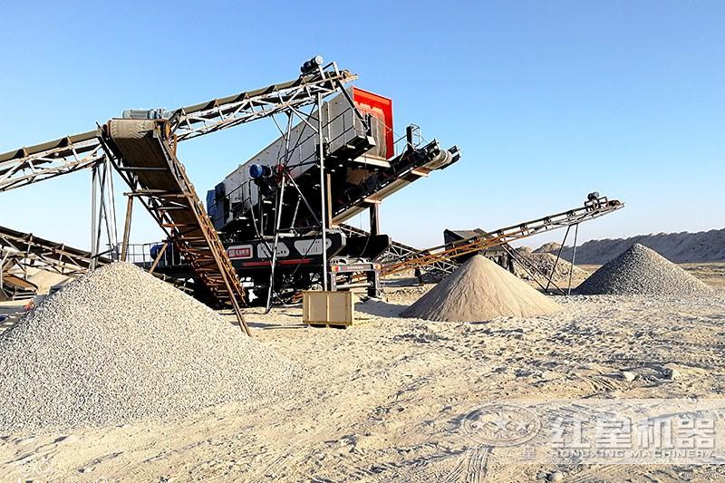 可移動(dòng)式打石頭機(jī)器現(xiàn)場(chǎng)，可加工多種粒度