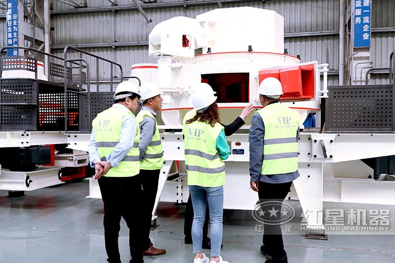 客戶來紅星參觀制砂機，考察廠區(qū)