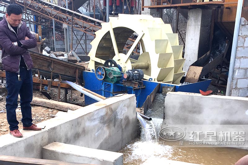 設(shè)置蓄水池，加入絮凝劑可實現(xiàn)水循環(huán)，環(huán)保