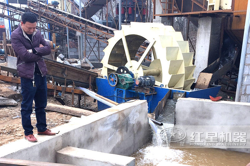 設(shè)置蓄水池，加入絮凝劑可實(shí)現(xiàn)水循環(huán)，環(huán)保