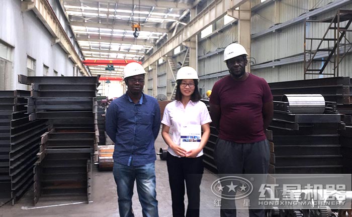 對輥打沙機廠區(qū)客戶來參觀