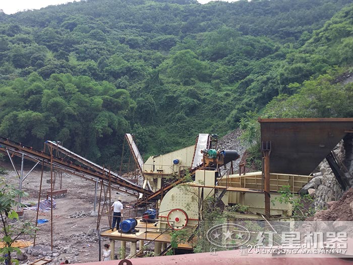 青石錘式破碎機現(xiàn)場