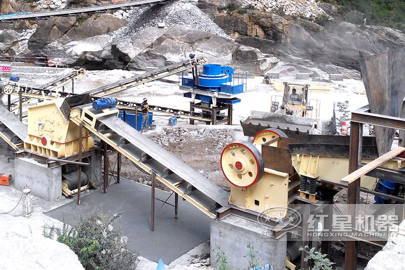 小型破碎機(jī)生產(chǎn)現(xiàn)場(chǎng)