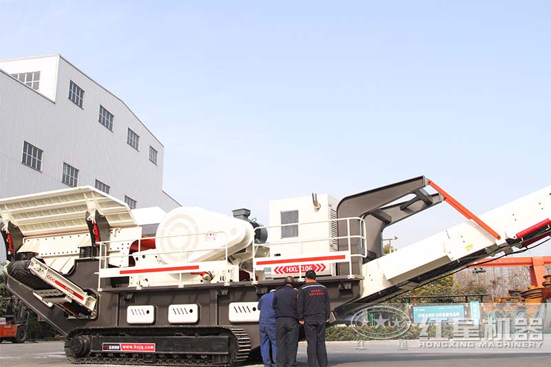 移動(dòng)顎式碎沙機(jī)檢查中、準(zhǔn)備試車(chē)