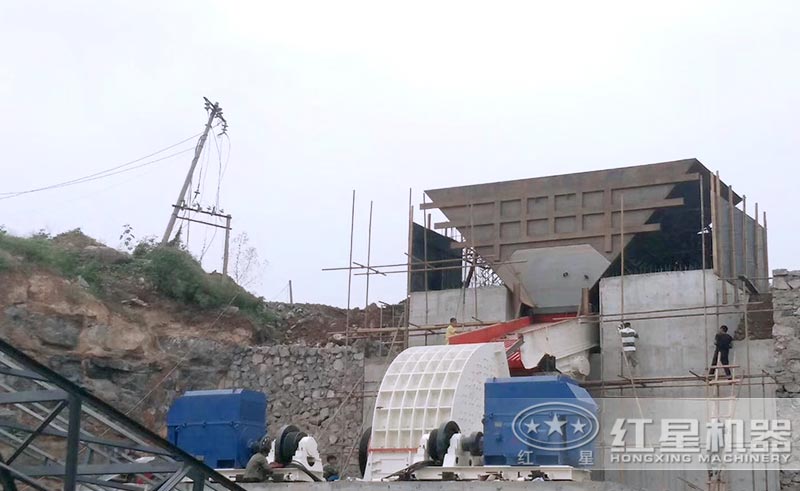 產(chǎn)量較大的錘式破碎機(jī)安裝現(xiàn)場