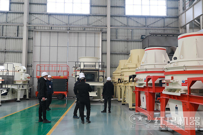 客戶在制砂機生產(chǎn)車間參觀考察