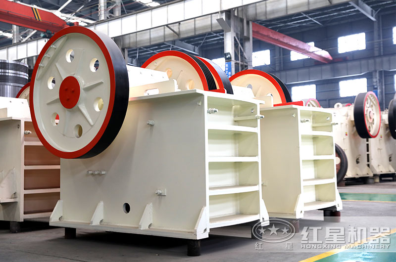 鄂破工作穩(wěn)定，破碎力度強(qiáng)，適合各種石料廠