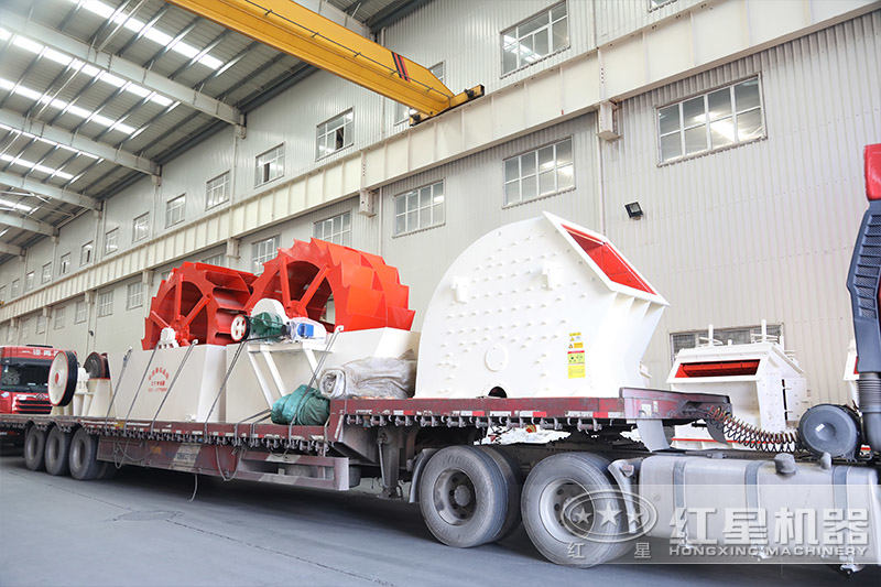 用戶在錘破車間參觀考察，技術人員耐心講解