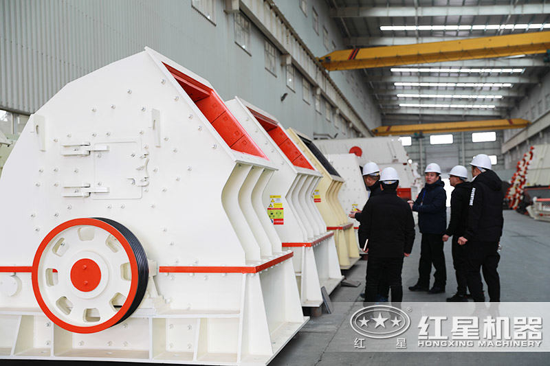 用戶在錘破車間參觀考察，技術人員耐心講解