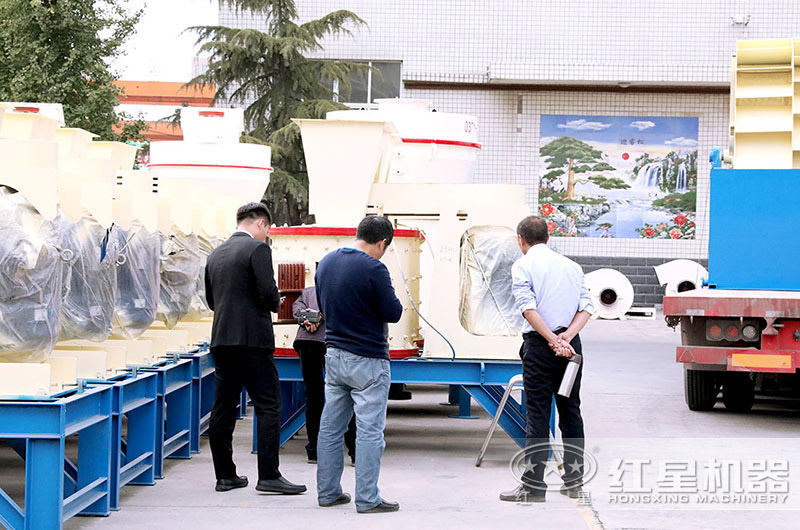 用戶(hù)來(lái)廠參觀小型破碎機(jī)