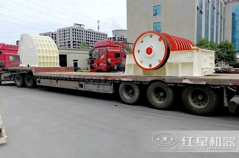 小型破碎機(jī)裝車(chē)完畢，等待發(fā)貨