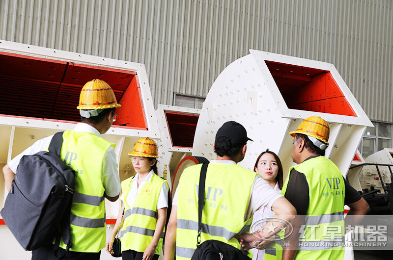 用戶來廠參觀一次成型石子破碎機(jī)