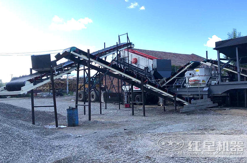 移動石子破碎機生產(chǎn)現(xiàn)場