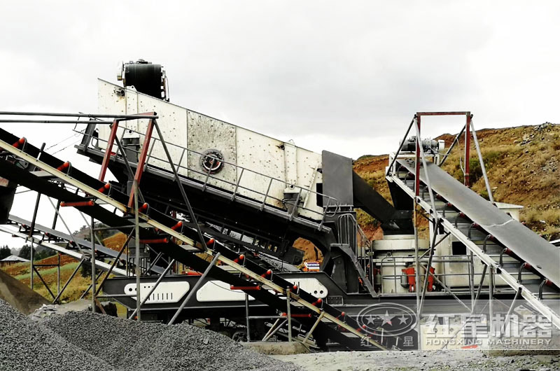 移動(dòng)砂石分離設(shè)備生產(chǎn)現(xiàn)場(chǎng)，物料粒度分明，效率高