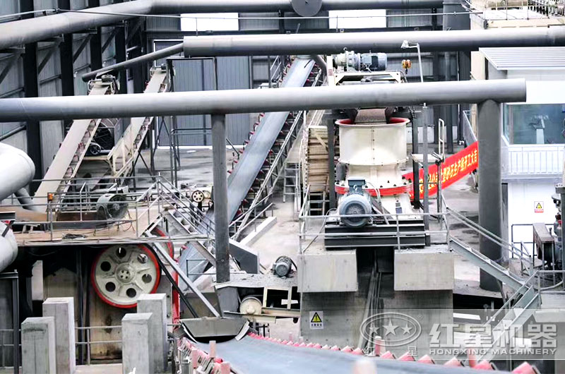 玄武巖碎石加工生產(chǎn)線(xiàn)現(xiàn)場(chǎng)